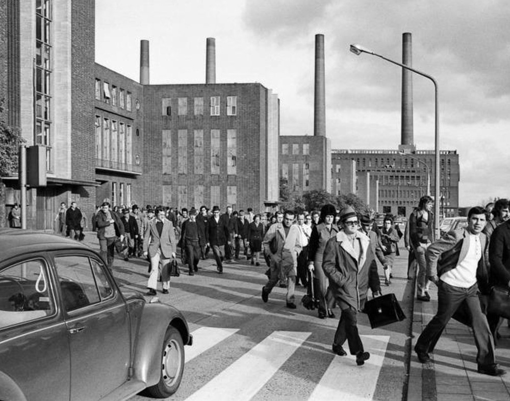 Volkswagen workers are on their way home and hurry across S&uuml;dstrasse in front of the Wolfsburg factory