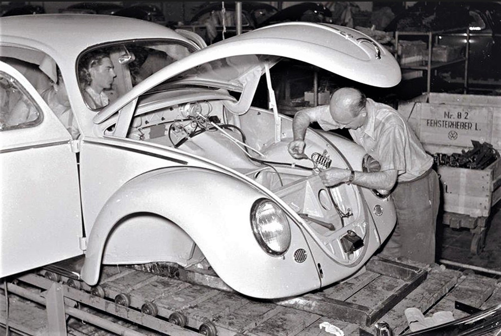 Installation of the electrics and interior trim on a bodyshell in the fitting out / final assembly hall at Volkswagenwerk Wolfsburg