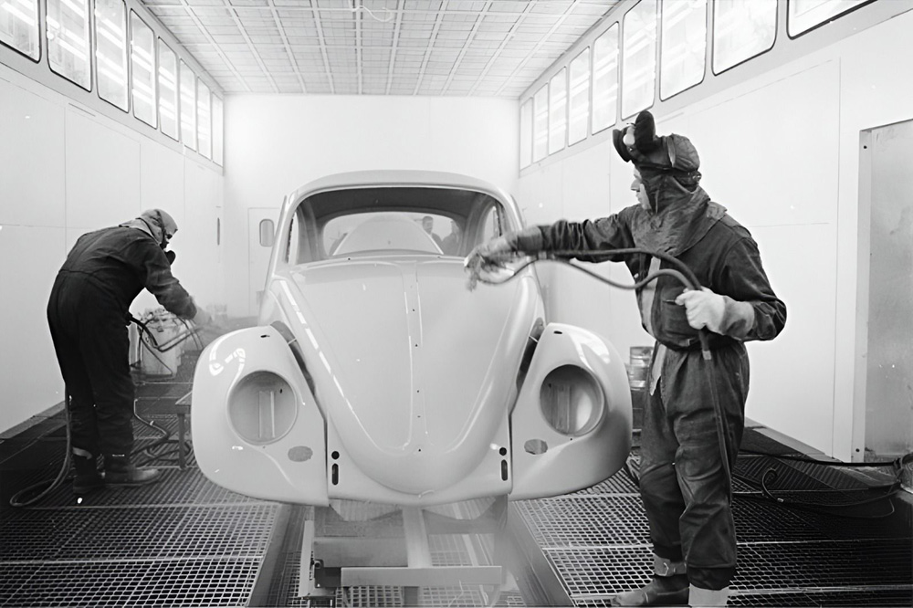 Spray painting a body shell at Volkswagen Emden, in 1965 or 1966