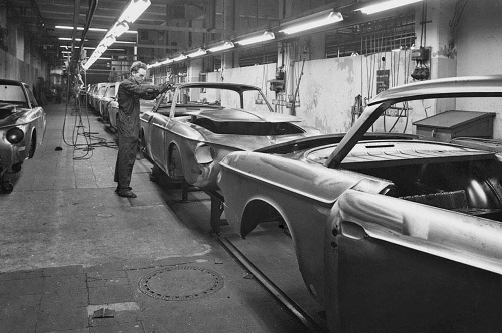 Volkswagen 
        Type 34 Karmann Ghia body assembly line at Wilhelm Karmann
