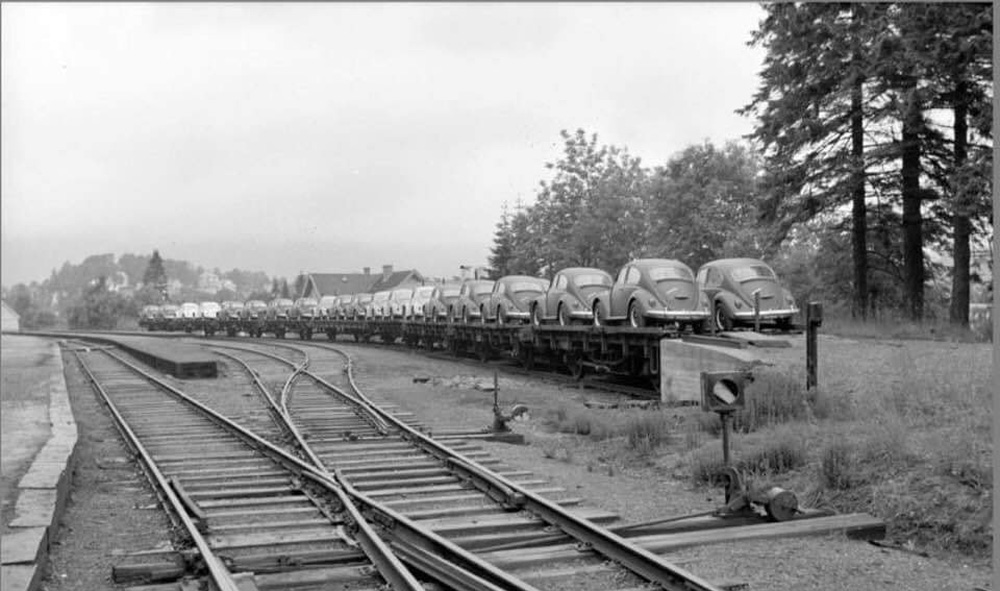 Railroad 
        cars loaded with 1967 Type 1 models