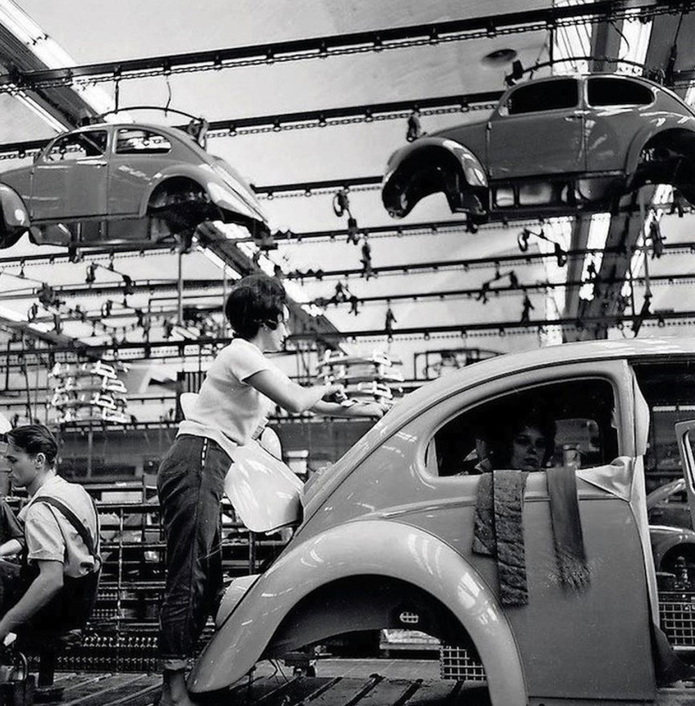 The 
        body fitting out line at the Wolfsburg plant